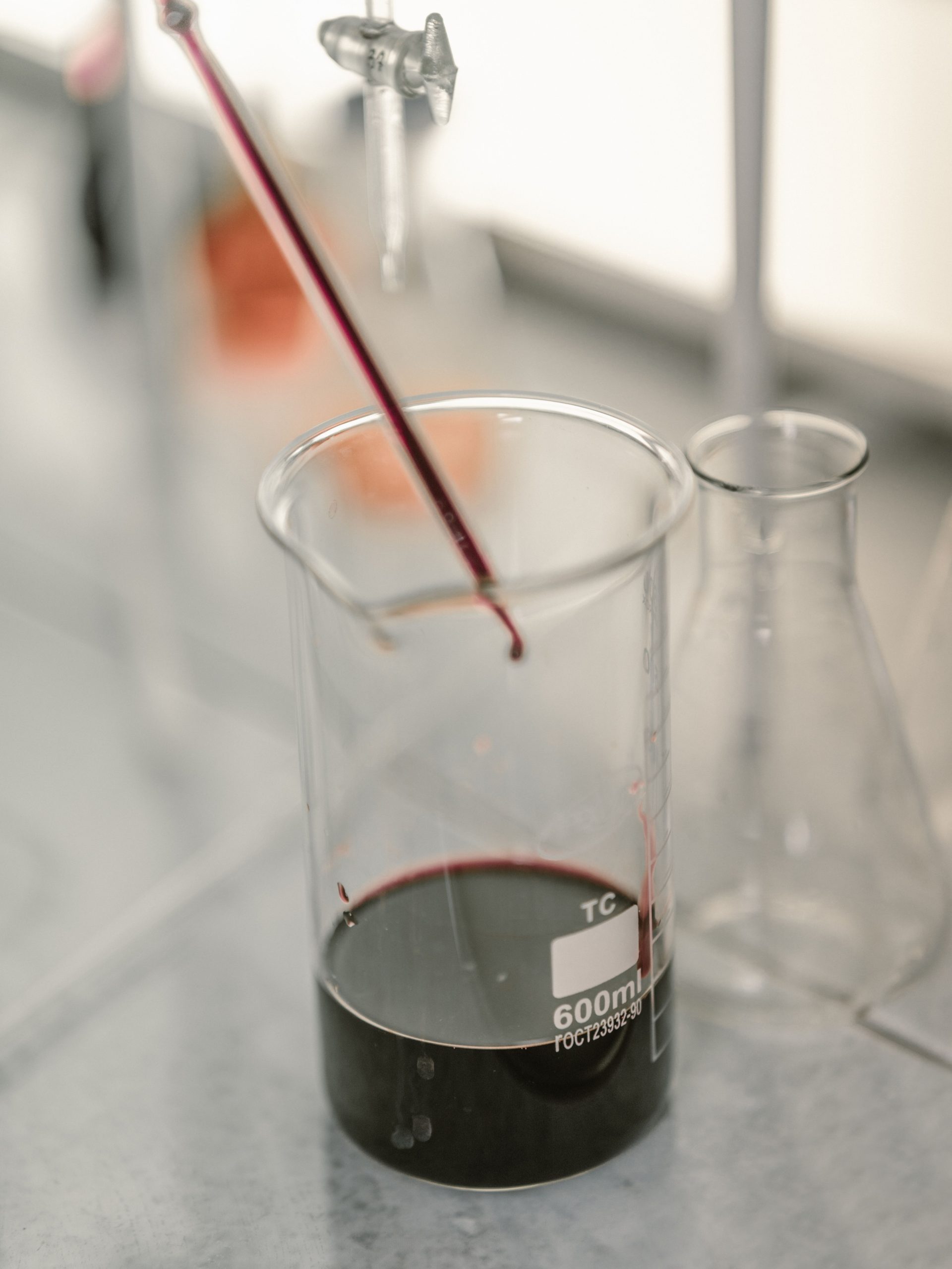 Sulfurized Lard EP Additive dark‑brown extreme‑pressure metal‑working lubricant additive sample in beaker
